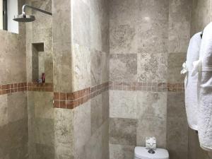 Et badeværelse på Lilas del Mar Apartments