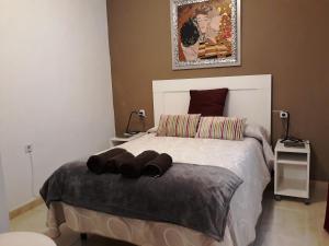 1 dormitorio con 1 cama con colcha blanca en Apartamento Centro PARKING GRATIS, en Córdoba
