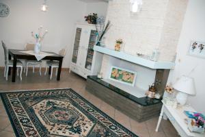 ein Wohnzimmer mit Kamin und Esstisch in der Unterkunft Sa Brobei in Simaxis