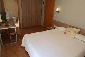 Posteľ alebo postele v izbe v ubytovaní El Camí Hotel