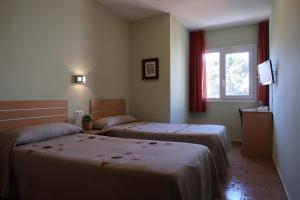 Posteľ alebo postele v izbe v ubytovaní El Camí Hotel