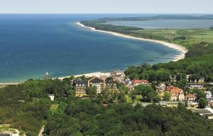 een luchtzicht op een stad en een strand bij Hotel Lidia Spa & Wellness in Darlowko