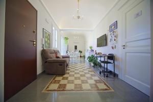 sala de estar con sofá y mesa en Palazzo Torre Apartment, en Palermo