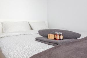 uma cama com uma bandeja de quatro garrafas em Apartamenty Lea na Cracóvia