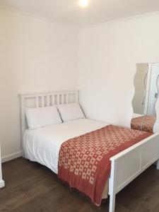 サウサンプトンにあるThe Elizabeth House Apartmentのベッドルーム(白いベッド1台、赤い毛布付)