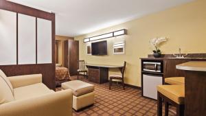 Habitación de hotel con cocina y sala de estar. en Microtel Inn & Suites by Wyndham Buda Austin South, en Buda