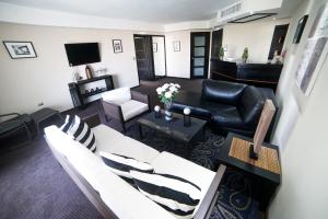 ein Wohnzimmer mit einem weißen Sofa und einem Tisch in der Unterkunft Savoy Hotel Boutique in Las Terrenas