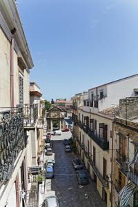 vistas a un callejón entre edificios en Palazzo Torre Apartment, en Palermo