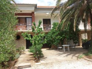 ein Haus mit einem Tisch und einem Balkon in der Unterkunft Apartman Zlatko in Zadar