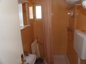 ein Badezimmer mit Waschbecken, Toilette und Dusche in der Unterkunft Apartman Zlatko in Zadar