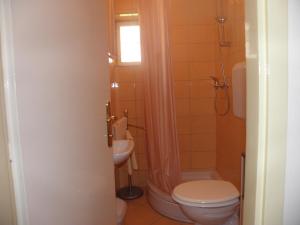 ein Badezimmer mit Toilette und Waschbecken in der Unterkunft Apartman Zlatko in Zadar