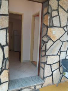 Zimmer mit einer Steinmauer und einem Eingang in der Unterkunft Apartman Zlatko in Zadar