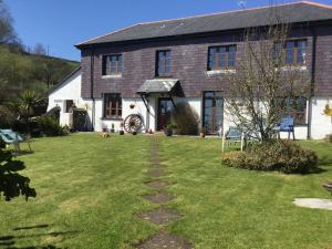 une maison avec une pelouse devant elle dans l'établissement Coombe House B&B, à Cawsand