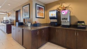 Příslušenství pro přípravu čaje a kávy v ubytování Microtel Inn & Suites by Wyndham Round Rock