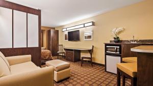 A seating area at Microtel Inn & Suites by Wyndham Round Rock