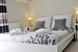 シフィノウイシチェにあるApartamenty Feniks & Pegazの白いベッド(枕付)が備わる客室です。