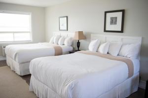 Säng eller sängar i ett rum på Sands on Golden Lake