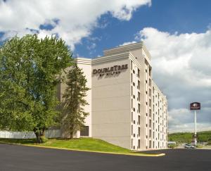 Un edificio blanco con un cartel al costado. en DoubleTree by Hilton Washington Meadow Lands Casino Area, en Washington