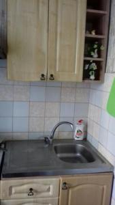 cocina con fregadero y pared de azulejos en Rubchaka Автовокзал Центр Аквапарк неподалік, en Leópolis