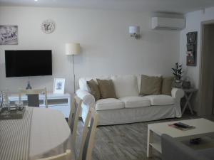 A television and/or entertainment centre at Levendula Nyaraló