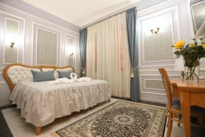 Postel nebo postele na pokoji v ubytování Sergei Palace Hotel