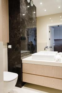 Kúpeľňa v ubytovaní LuxLux Apartments Metro Slodowiec + 24 fotografií