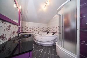 Un baño con bañera, lavabo y ducha. en Luxury loft "Royal Dominus", en Orebić 62 fotos más