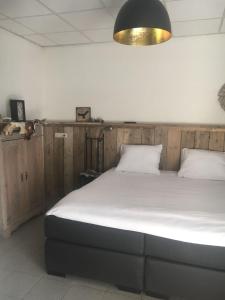 Postel nebo postele na pokoji v ubytování Hof van donzel