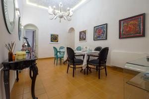una sala da pranzo con tavolo e sedie di B&B Luxury Scacciaventi a Cava deʼ Tirreni