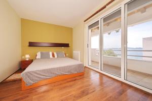 寇齊諾的住宿－Villa Adria，一间卧室设有一张床和一个大窗户