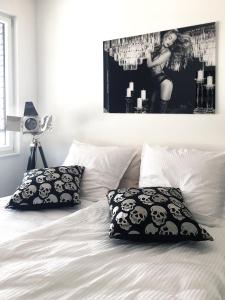 ノイシュタット・アン・デア・ヴァルトナープにあるLoft-Apartmentのベッド1台(枕2つ付)、壁に絵が描かれています。