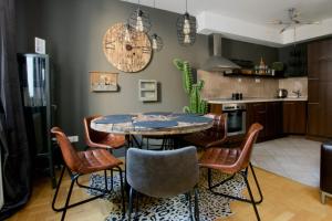 ブダペストにあるLuxury Apartment by Hi5 - Gozsdu Suiteのキッチン(円形テーブル、椅子付)