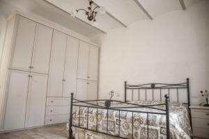 A bed or beds in a room at Villa Elvira