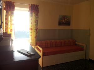 a bedroom with a bunk bed with a window at la punta dei crociati in Parodi Ligure