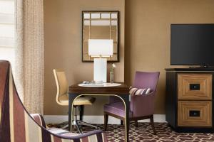 TV a/nebo společenská místnost v ubytování Fairmont Austin Gold Experience
