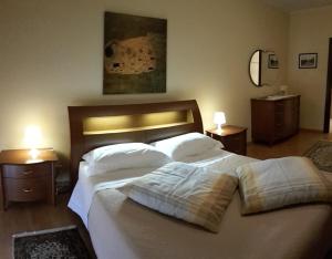una camera con due letti e due comodini di B&B Bella Vista a Valguarnera Caropepe