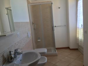 ベッラージョにあるCasa Mauriのシャワー、洗面台、トイレ付きのバスルーム +12枚の写真