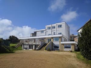 een groot wit gebouw met een oprit bij Mayfair Hotel - Isle of Wight in Shanklin