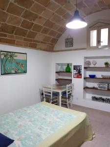 A bed or beds in a room at Monolocale Bianca