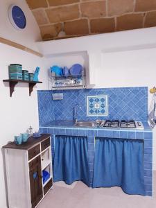 A kitchen or kitchenette at Monolocale Bianca