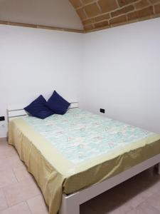 A bed or beds in a room at Monolocale Bianca