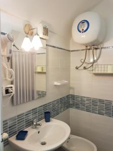 A bathroom at Monolocale Bianca