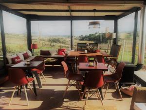 Reštaurácia alebo iné gastronomické zariadenie v ubytovaní Villa Vravrona Tower & Suites