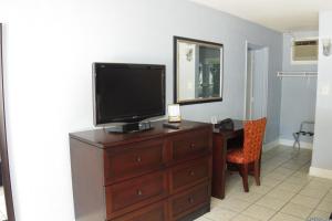 een televisie bovenop een dressoir in een kamer bij Edgewater Inn in Myrtle Beach