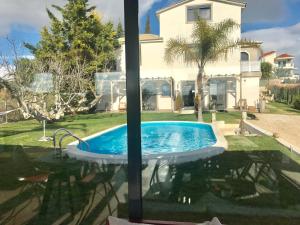 Bazén v ubytovaní Villa Vravrona Tower & Suites alebo v jeho blízkosti