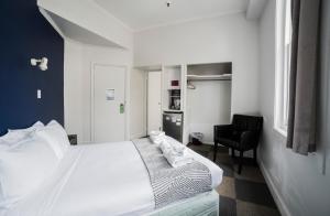 מיטה או מיטות בחדר ב-Albion Hotel