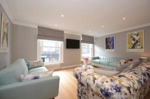 sala de estar con 2 sofás y TV en Fossgate Luxury Duplex City Centre Apartment, en York