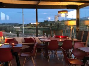 Reštaurácia alebo iné gastronomické zariadenie v ubytovaní Villa Vravrona Tower & Suites