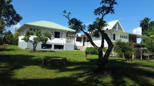 Taman di luar La Creolina