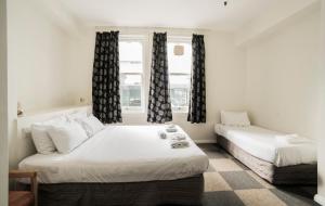 Een bed of bedden in een kamer bij Albion Hotel